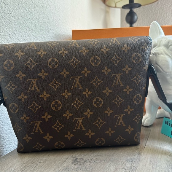 Louis Vuitton Monogram Magnetic Messenger Bag Canvas Crossbody - Picture 3 of 13